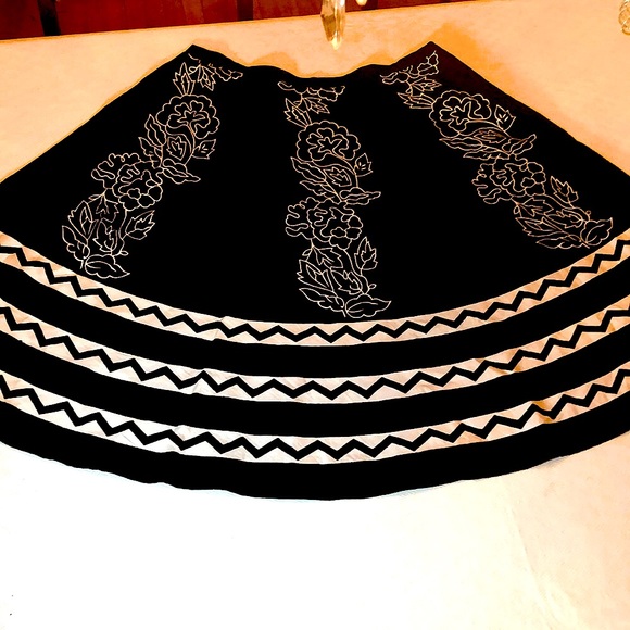 Magic Dresses & Skirts - 1X Black & White circle skirt